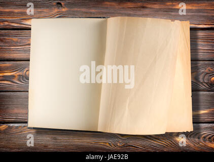 Livre ouvert sur une table en bois brun Banque D'Images