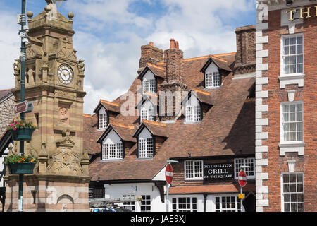 Les sept yeux de Ruthin sur l'Myddleton Arms sur Saint Peters Square un rare et inhabituel dormer ensemble de fenêtres multiples construit vers 16e siècle Banque D'Images