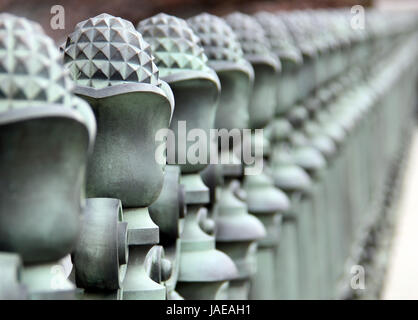 Garde-corps métalliques décoratifs au Palais Impérial de Tokyo, Japon Banque D'Images