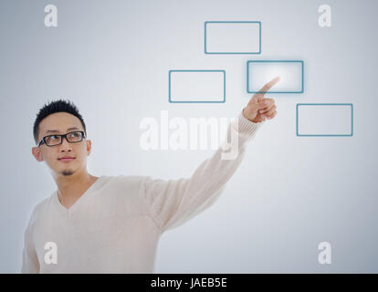 Toucher du doigt l'homme asiatique d'écran virtuel, bouton isolé sur fond bleu. Modèle masculin d'Asie. Banque D'Images