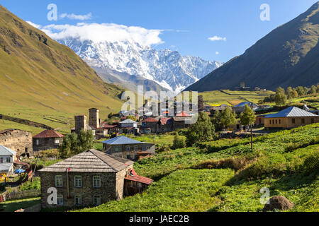 Tours médiévales et des villages dans les montagnes du Caucase, en Géorgie. Banque D'Images