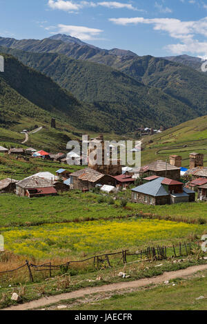 Tours médiévales et des villages dans les montagnes du Caucase, en Géorgie. Banque D'Images