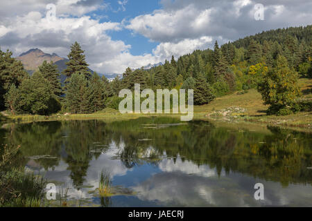 Réflexions dans le lac dans les montagnes du Caucase en Géorgie. Banque D'Images