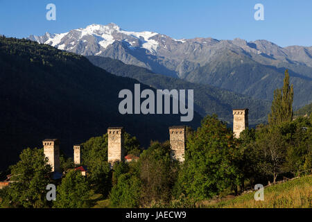 Tours médiévales dans le village de montagne, montagnes du Caucase, Géorgie. Banque D'Images