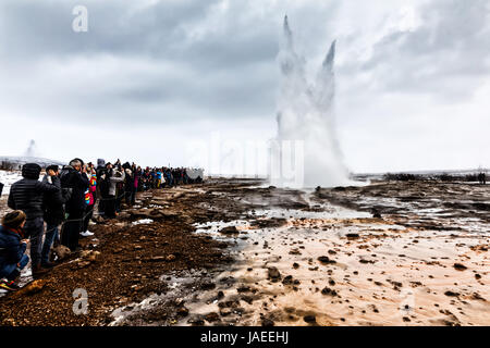 Éruption du Grand Geyser se trouve dans la vallée de Haukadalur sur les pentes du Laugarfjall hill. Erlie matin dans le sud-ouest de l'Islande Banque D'Images