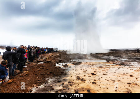 Éruption du Grand Geyser se trouve dans la vallée de Haukadalur sur les pentes du Laugarfjall hill. Erlie matin dans le sud-ouest de l'Islande Banque D'Images