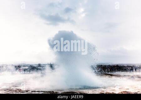 Éruption du Grand Geyser se trouve dans la vallée de Haukadalur sur les pentes du Laugarfjall hill. Erlie matin dans le sud-ouest de l'Islande Banque D'Images