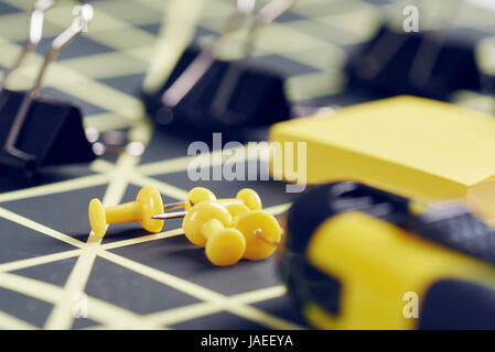 Accessoires de bureau noir et jaune Banque D'Images