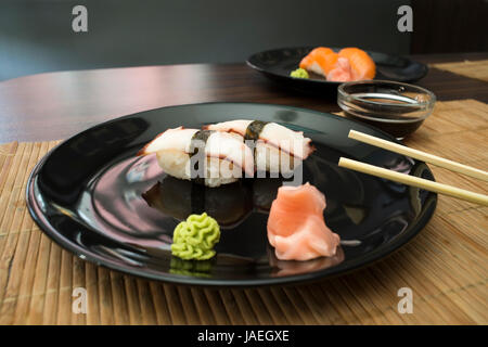 Dans Sushi sushi bar. Le tableau et la ration sushi Banque D'Images