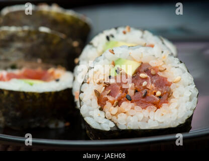 Dans Sushi sushi bar. Le tableau et la ration sushi Banque D'Images