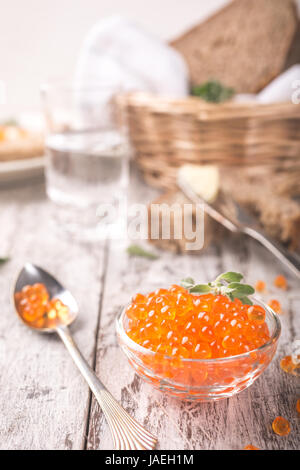 Bol en verre avec du caviar rouge. Nourriture Helthy. Banque D'Images