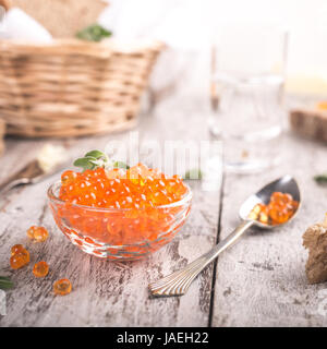 Bol en verre avec du caviar rouge. Nourriture Helthy. Banque D'Images