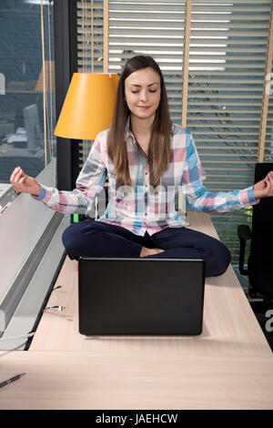 Business Woman meditating on 24 avant le travail Banque D'Images