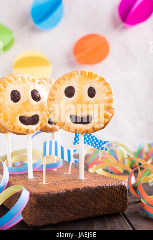 Childrens Party background. Sablés faits maison sur stick appelé pie pop. Banque D'Images