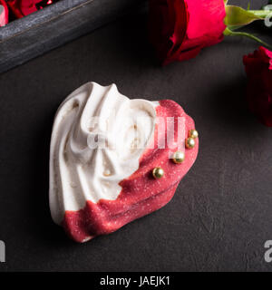 Des meringues en forme de coeur pour la Saint-Valentin, vue du dessus. Banque D'Images