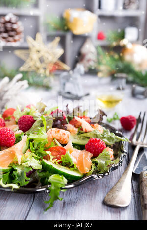 Salade fraîche au saumon fumé Banque D'Images