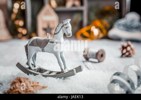 Composition de Noël avec cheval à bascule jouet en bois Banque D'Images