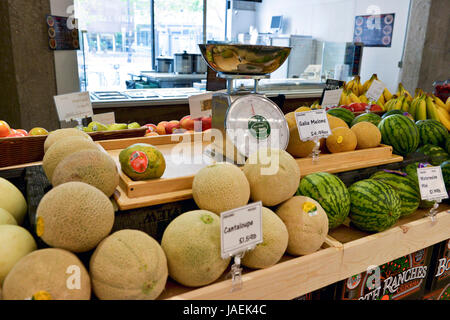 Cantaloup, melon et autres fruits d'une exposition-vente au magasin d'alimentation à San Francisco, Californie Banque D'Images