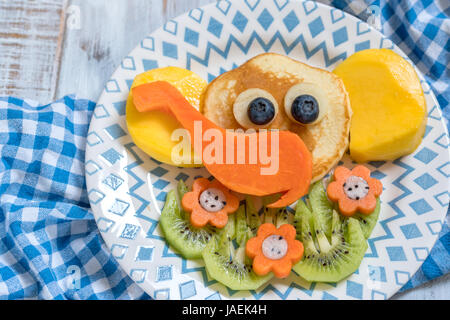 Funny elephant crêpes pour les enfants Petit déjeuner Banque D'Images