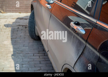 Close-up image of sale côté voiture nécessaire pour être lavé Banque D'Images