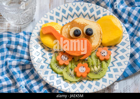 Funny elephant crêpes pour les enfants Petit déjeuner Banque D'Images