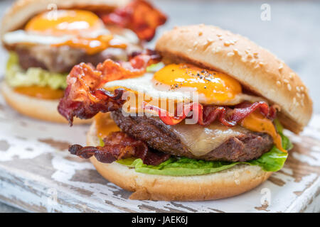 Bacon Burger avec laitue et fromage Oeufs Banque D'Images