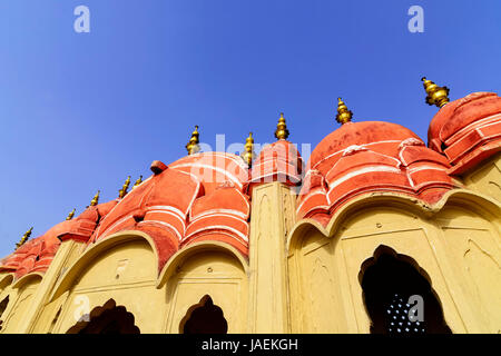 Hawa Mahal est un magnifique palace à Jaipur (la Ville Rose), du Rajasthan, également connu sous le nom de palais des vents ou Palais de la Brise, construit de rouge et de rose