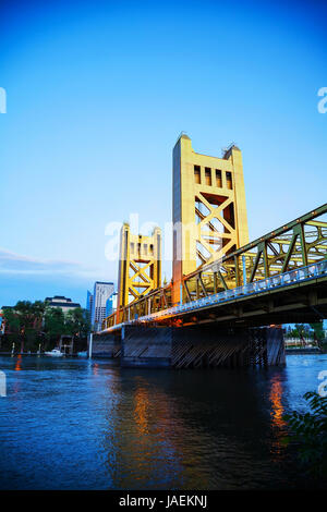 Porte d'or pont-levis à Sacramento au coucher du soleil Banque D'Images