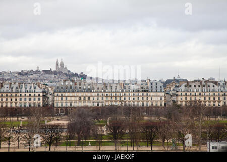 Paris - Montmartre vue depuis le musée d'Orsay exposée lors de l'arrivée d'une tempête Banque D'Images