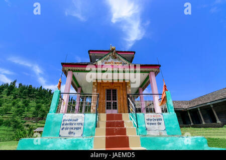 Belle multi coloured temple Hindou dans le cadre pittoresque de la majestueuse Vallée d'Janjehli dans Himalaya, Inde Banque D'Images