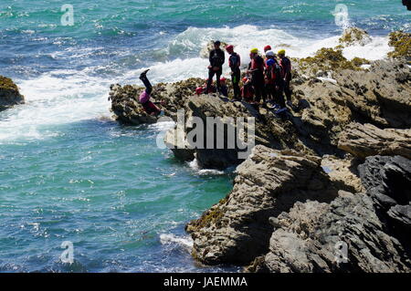 Porth Dafarch Coasteering Banque D'Images