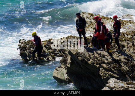 Porth Dafarch Coasteering Banque D'Images