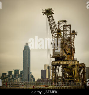 Grues rouillées à Battersea Power Station à Londres, Royaume-Uni Banque D'Images