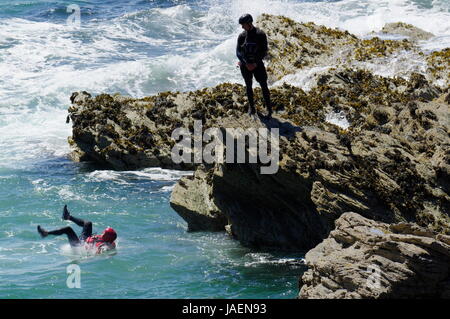 Porth Dafarch Coasteering Banque D'Images