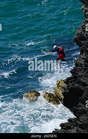 Porth Dafarch Coasteering Banque D'Images