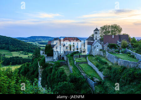 La France, du Jura, Château Chalon, étiqueté Les Plus Beaux Villages de France (Les Plus Beaux Villages de France) dans la soirée Banque D'Images