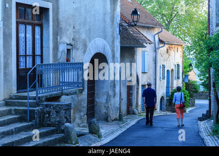 La France, du Jura, Château Chalon, étiqueté Les Plus Beaux Villages de France (Les Plus Beaux Villages de France), la rue de l'Église dans la soirée Banque D'Images