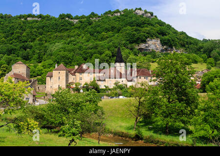 France, Jura, Baume les Messieurs, étiqueté Les Plus Beaux Villages de France (Les Plus Beaux Villages de France), abbaye et la rivière Cuisance Banque D'Images