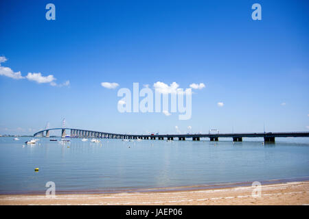 Photographie de Saint Nazaire pont suspendu sur la Loire et de l'estuaire de la rivière, France Banque D'Images