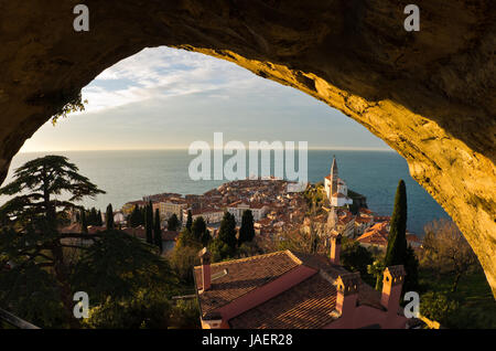 Vue panoramique sur la mer Adriatique depuis la colline au-dessus de la ville de Piran en Istrie, Slovénie Banque D'Images