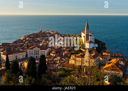 Vue panoramique sur la mer Adriatique depuis la colline au-dessus de la ville de Piran en Istrie, Slovénie Banque D'Images