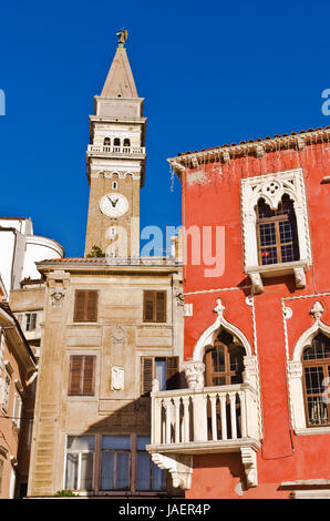 Clocher et bâtiments colorés à la place Tartini à Piran, Slovénie, l'Istrie Banque D'Images