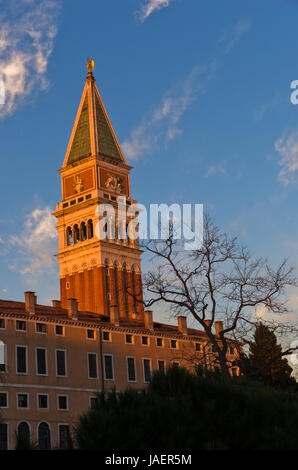 Coucher du soleil à Venise, Campanila clocher à Piazza San Marco, Italie Banque D'Images