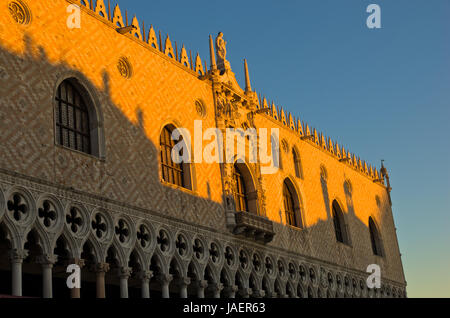 Détail de l'architecture des palais des Doges ou Palais Ducal à Piazza San Marco à Venise, Italie Banque D'Images