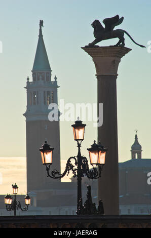 Les colonnes de San Marco avec lion ailé à côté est de la piazza San Marco à Venise, San Giorgio Maggiore est visible à l'autre rive du Grand Canal Banque D'Images