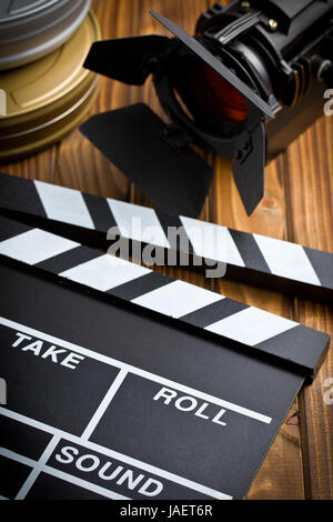 Clapper board avec film lumière sur table en bois Banque D'Images