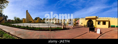 L'architecture historique instruments astronomiques au monument de l'observatoire Jantar Mantar à Jaipur, Rajasthan, Inde Banque D'Images