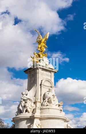 La Statue de la reine Victoria Memorial est un monument situé en face de la palais de Buckingham à Londres. Le pylône central du mémorial est de pente Banque D'Images