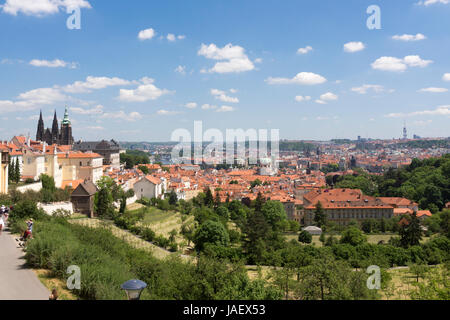 Vue panoramique sur la cathédrale Saint Vitus, la colline de Petrin et le centre-ville de Prague Banque D'Images