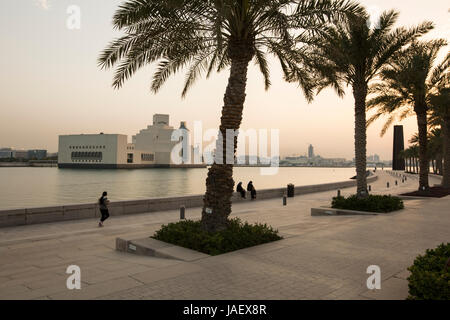 Promenade en bord de mer avec le Musée d'Art Islamique, Doha, Qatar. Banque D'Images